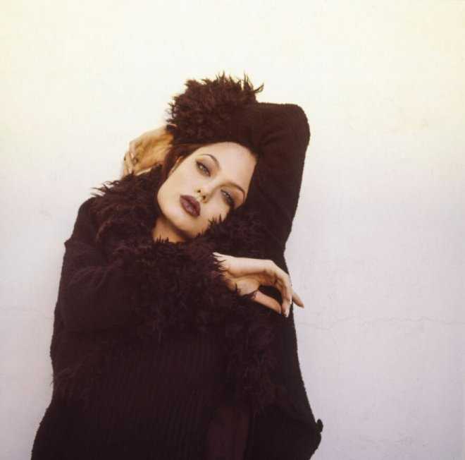 Молодая и соблазнительная Анджелина Джоли в 1995 году