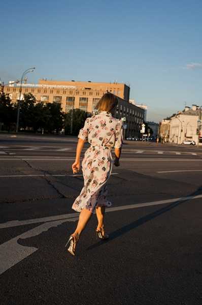 Экоткани и принты: выбираем в лукбуках летние платья для отдыха и городской жизни