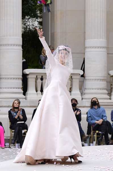 Неделя высокой моды в Париже: Кароль Буке, София Коппола и Маргарет Куэлли в образе невесты на показе Chanel