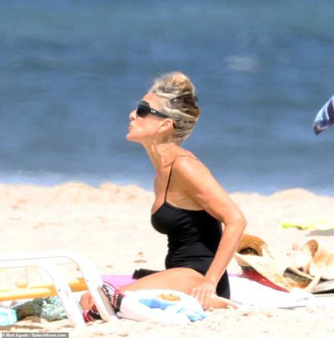 Сара Джессика Паркер отдыхает на пляже с мужем Мэтью Бродериком и их 12-летними близнецами