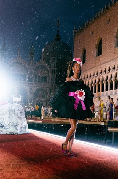 Дочери Моники Беллуччи, Хайди Клум, Кристиана Бейла и Пи Дидди приняли участие в показе Dolce & Gabbana в Венеции