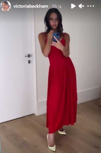 "Как балерина": Виктория Бекхэм позирует в красном платье из коллекции собственного бренда