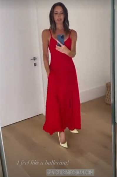 "Как балерина": Виктория Бекхэм позирует в красном платье из коллекции собственного бренда